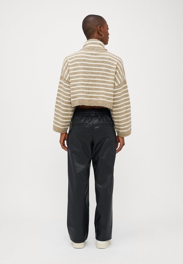 ONLY Petite ONLTALIO STRIPE SHORT ROLLNECK