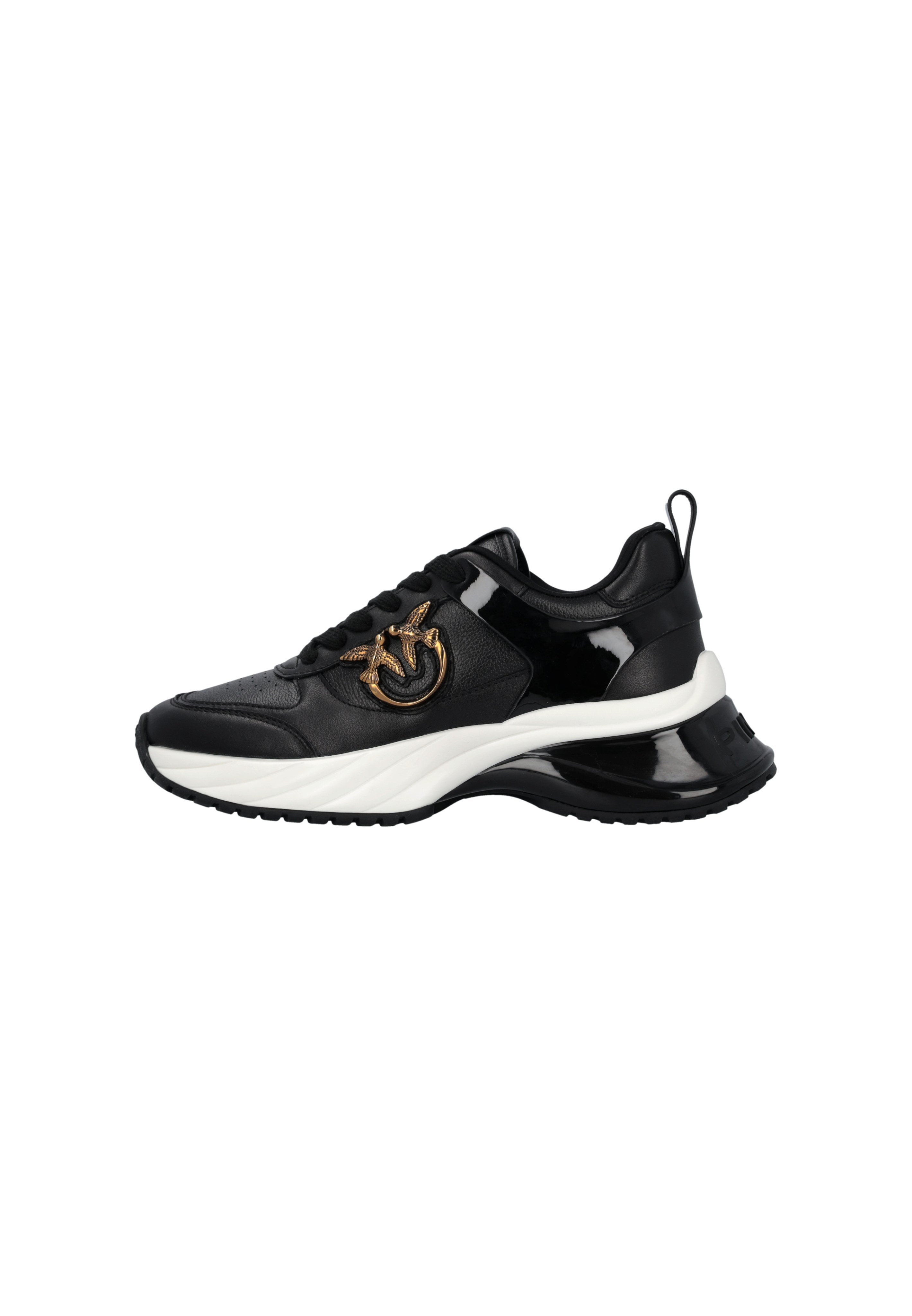Schwarze Lackledersneaker mit strukturierten Einsätzen, weißer Sohle und einem goldenen Metalllogoakzent an der Seite. Mit gepolstertem Kragen und Schnürsenkeln ausgestattet.