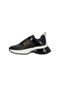Schwarze Lackledersneaker mit strukturierten Einsätzen, weißer Sohle und einem goldenen Metalllogoakzent an der Seite. Mit gepolstertem Kragen und Schnürsenkeln ausgestattet.