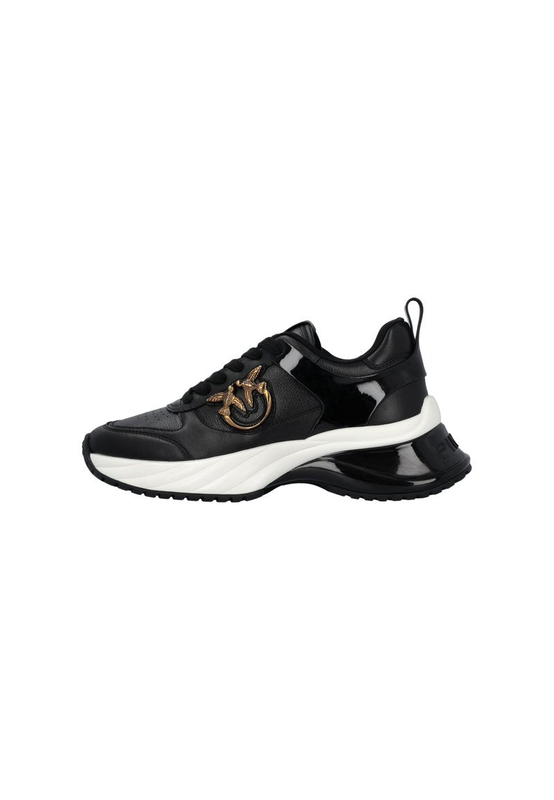Schwarze Lackledersneaker mit strukturierten Einsätzen, weißer Sohle und einem goldenen Metalllogoakzent an der Seite. Mit gepolstertem Kragen und Schnürsenkeln ausgestattet.