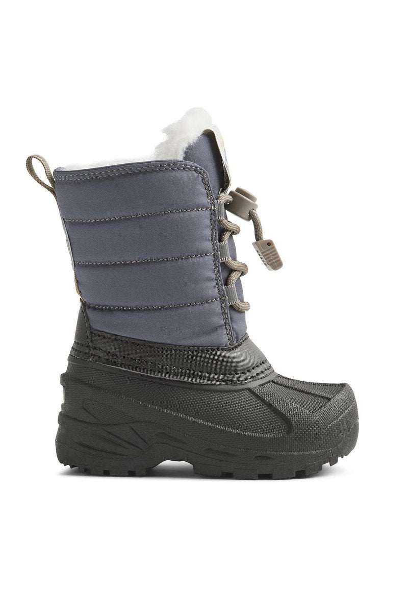 Wasserfester grauer Schneestiefel mit gepolstertem Schaft, strukturierter Gummisohle und Schnürverschluss vorne. Verfügt über ein weiches Fleecefutter und eine Lasche zum Anziehen.
