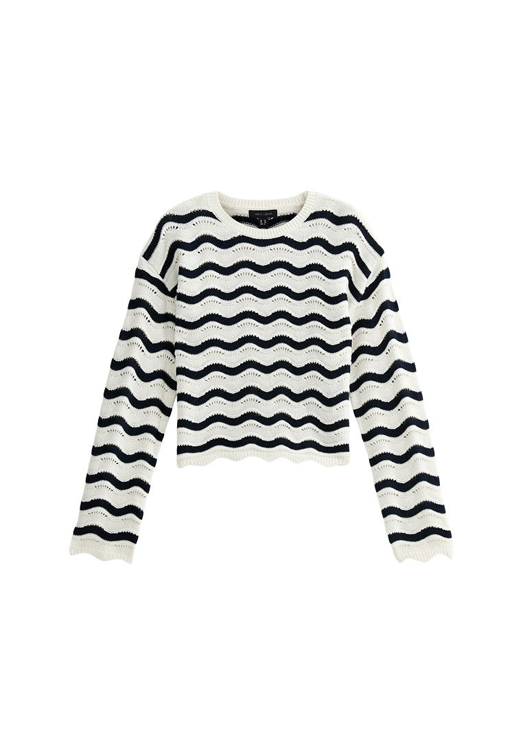 Weißer Strickpullover mit marineblauen Wellenstreifen, langen Ärmeln und gewelltem Saum. Verfügt über eine offene Webstruktur und einen Rundhalsausschnitt.