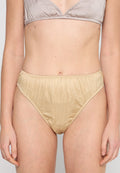 Beige, hochtaillierte Unterwäsche aus weichem, leicht gerafftem Stoff, mit gerafften Nähten und einem elastischen Bund für zusätzlichen Komfort.
