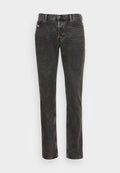 Schwarze gewaschene Herren-Jeans im Straight-Leg-Stil mit Front- und Gesäßtaschen, Knopfverschluss und Gürtelschlaufen auf weißem Hintergrund.