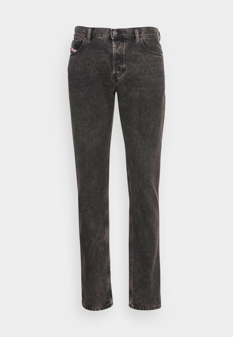 Schwarze gewaschene Herren-Jeans im Straight-Leg-Stil mit Front- und Gesäßtaschen, Knopfverschluss und Gürtelschlaufen auf weißem Hintergrund.