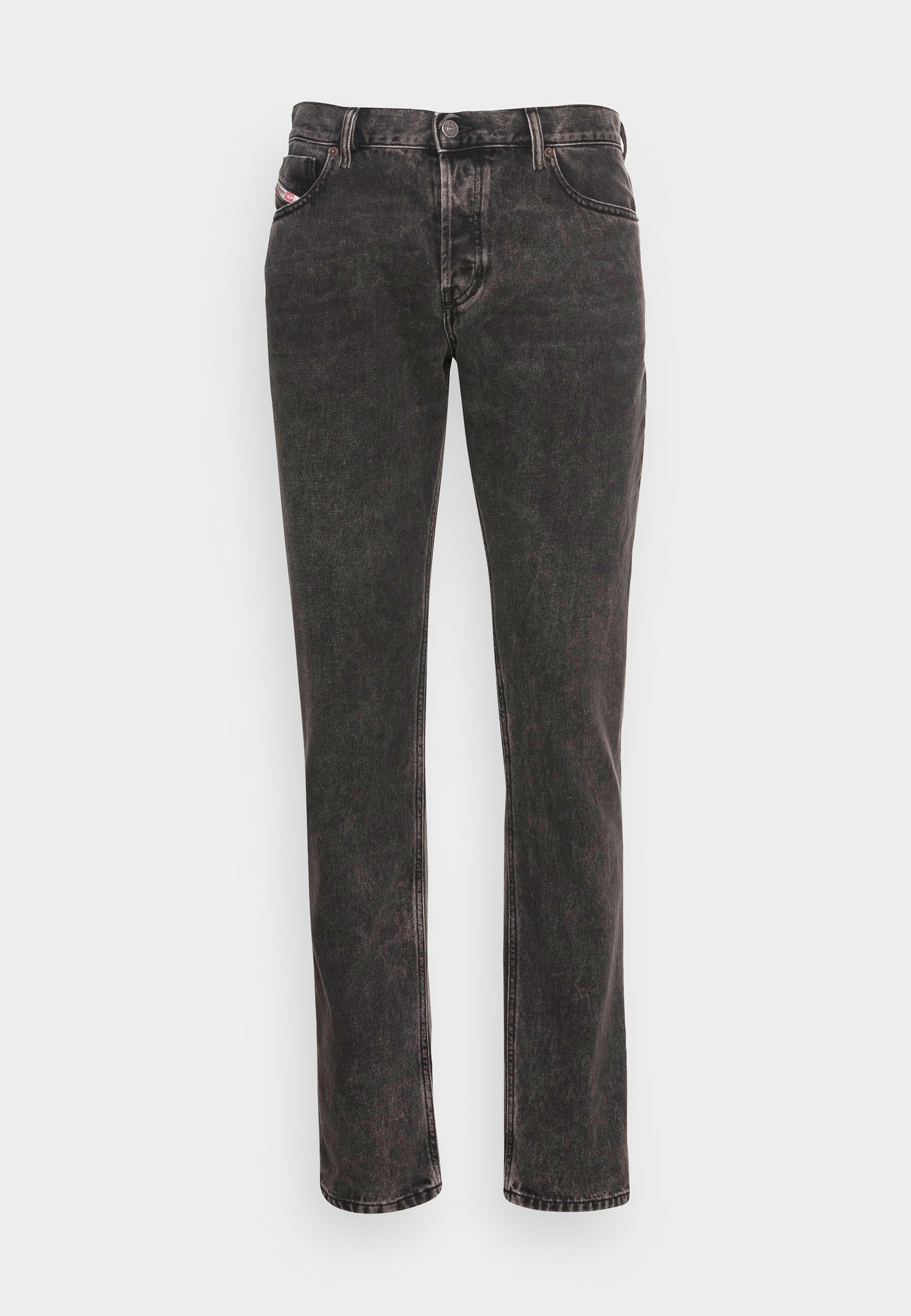 Schwarze gewaschene Herren-Jeans im Straight-Leg-Stil mit Front- und Gesäßtaschen, Knopfverschluss und Gürtelschlaufen auf weißem Hintergrund.