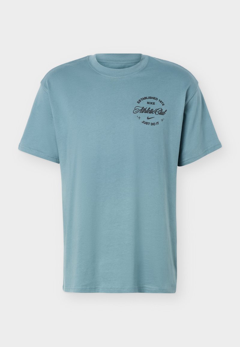 Hellblaues Nike T-Shirt mit kurzen Ärmeln und rundem Halsausschnitt mit schwarzem Text "Established 1972 Nike Athletic Club Just Do It" auf der linken Brust.