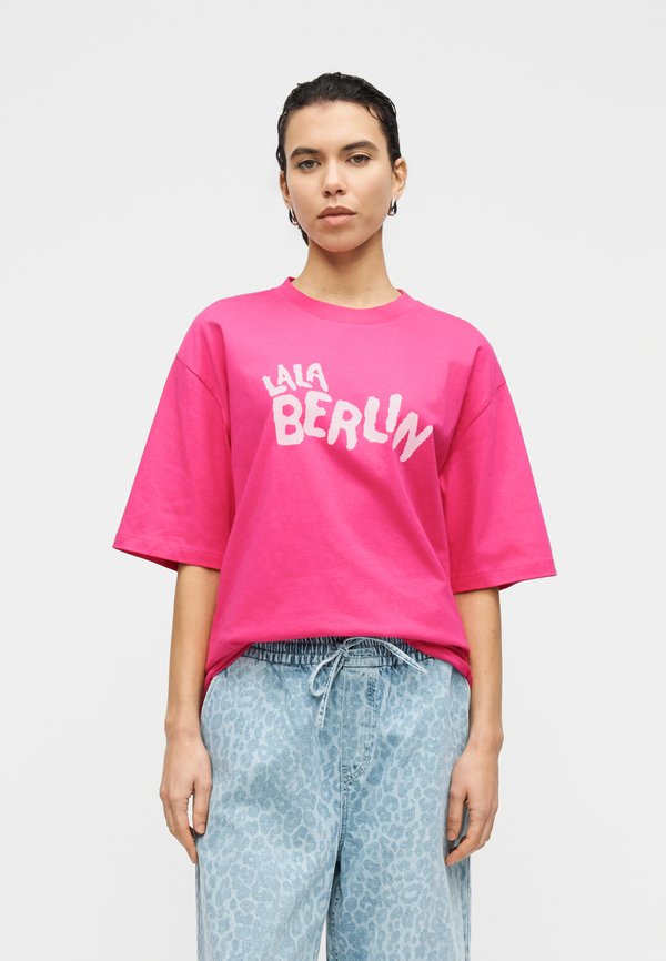 lala Berlin TRAVIS