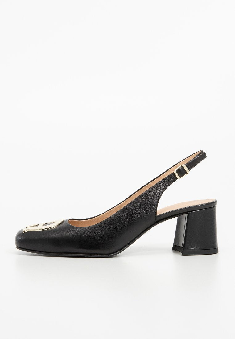 Schwarze Leder-Slingback-Pumpe mit quadratischer Zehenpartie, klobigem Absatz und goldfarbenen Hardware-Details im Vorderfußbereich. Strukturierte Oberfläche, minimalistisches Design.