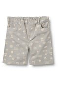 Graue Shorts mit elastischem Bund, versehen mit cremefarbenen Mustern im Strandthema wie Sonnen, Wellen und Muscheln. Zwei Taschen vorne.