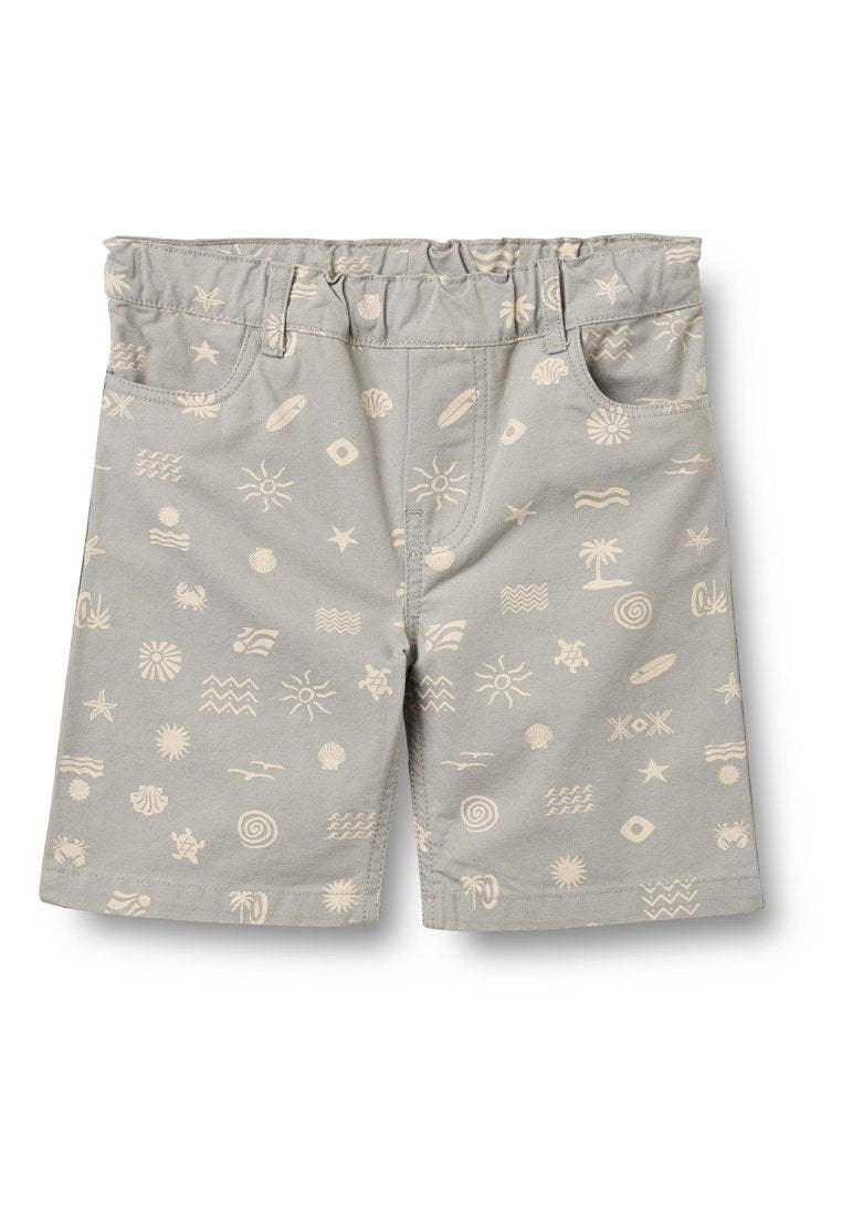 Graue Shorts mit elastischem Bund, versehen mit cremefarbenen Mustern im Strandthema wie Sonnen, Wellen und Muscheln. Zwei Taschen vorne.