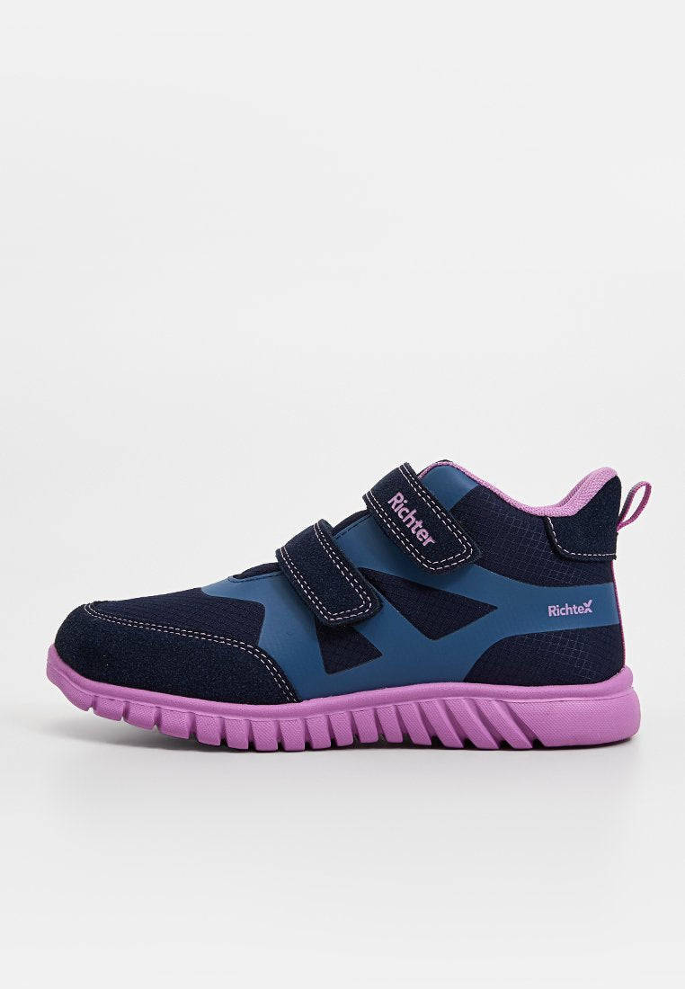 Marineblaue und helllilane Kinderschuhe mit sportlichem Design, ausgestattet mit Klettverschlüssen und einer strukturierten Gummisohle für guten Halt.