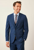 Dunkelblaues Anzug mit strukturiertem Design, einreihige Jacke und hellblauem gestreiftem Hemd. Eine braune Krawatte mit strukturiertem Detail rundet den Look ab.