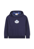 Dunkelblaues Hoodie aus weichem Stoff mit einer Vorderentasche, versehen mit einem weißen Timberland-Logo-Patch. Mit Kordelzugkapuze und gerippten Bündchen.