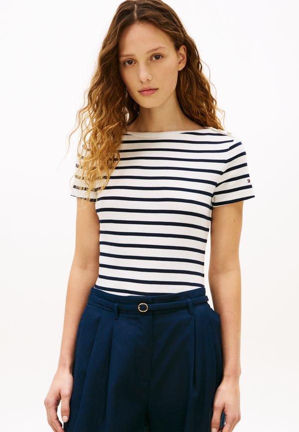 Tommy Hilfiger GOLD-TONE BUTTON SLIM BOAT NECK T-SHIRT - Print T-shirt - ecru/dark night navy
