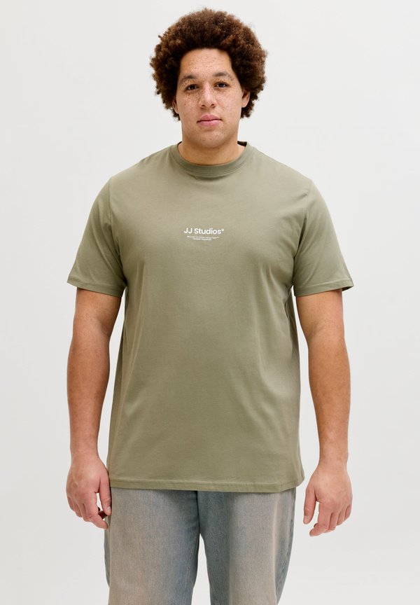 Jack & Jones JJESOHO TEE SS CREW NECK NOOS PLS - Print T-shirt - vetiver
