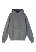 Grauer Kapuzensweatshirt mit Taschen auf der Vorderseite und kleinem schwarzen Schriftzug-Logo in der Mitte der Brust, langen Ärmeln sowie gerippten Bündchen und Saum.