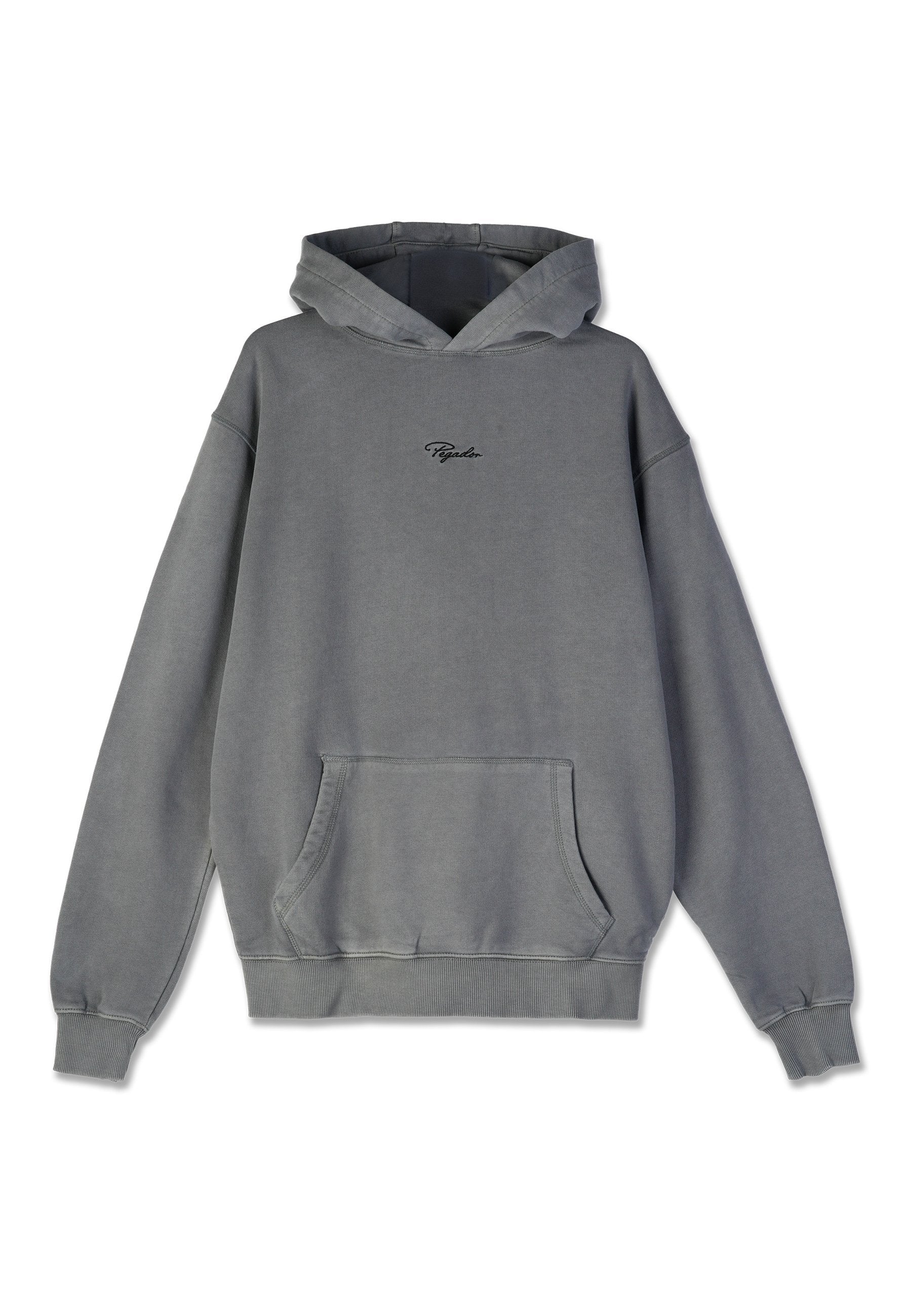 Grauer Kapuzensweatshirt mit Taschen auf der Vorderseite und kleinem schwarzen Schriftzug-Logo in der Mitte der Brust, langen Ärmeln sowie gerippten Bündchen und Saum.