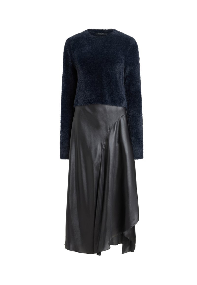 Navy blauer, flauschiger Langarm-Top, kombiniert mit einem schwarzen, satinierten, asymmetrischen Wickelrock, der eine glatte Textur und eine fließende Silhouette aufweist.