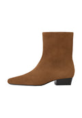 Braune Wildleder-Ankle Boots mit einem niedrigen schwarzen Blockabsatz und einer spitzen Zehenform, von der Außenseite auf einem weißen Hintergrund gezeigt.