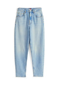 Hellblaue Jeans aus Denim mit geradem Schnitt, Fünf-Taschen-Design und Reißverschluss. Ausgebleichte Textur mit minimalen Nähdetails.