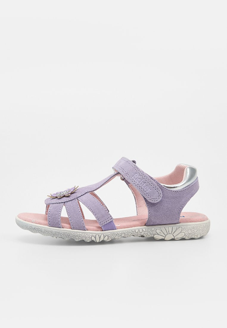 Lila Kinder-Sandale mit pinkem Innenfutter, Klettverschluss, Blumendekoration vorne und gemusteter weißer Gummisohle.
