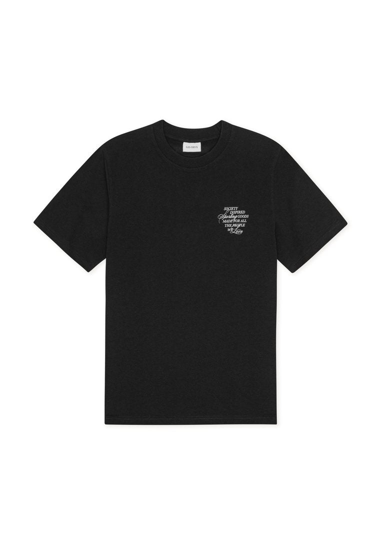 Schwarzes Baumwoll-T-Shirt mit kurzen Ärmeln und weißem Text auf der linken Seite. Rundhalsausschnitt und gerader Schnitt. Weiche Textur.