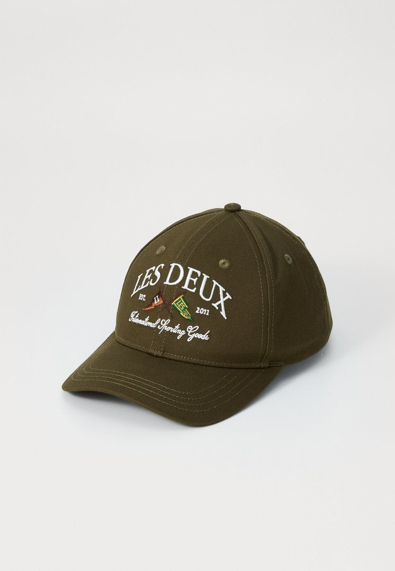 Dunkelgrüne Baseballmütze aus Baumwolle mit gebogenem Schirm. Mit weißem gesticktem Text und bunten Akzenten auf der Vorderseite.