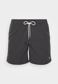 Schwarze Badeshorts aus leichtem Material. Mit einem elastischen Bund und einem weißen Kordelzug sowie einem Logodetail am unteren Saum.