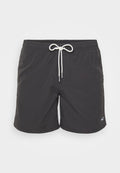 Schwarze Badeshorts aus leichtem Material. Mit einem elastischen Bund und einem weißen Kordelzug sowie einem Logodetail am unteren Saum.