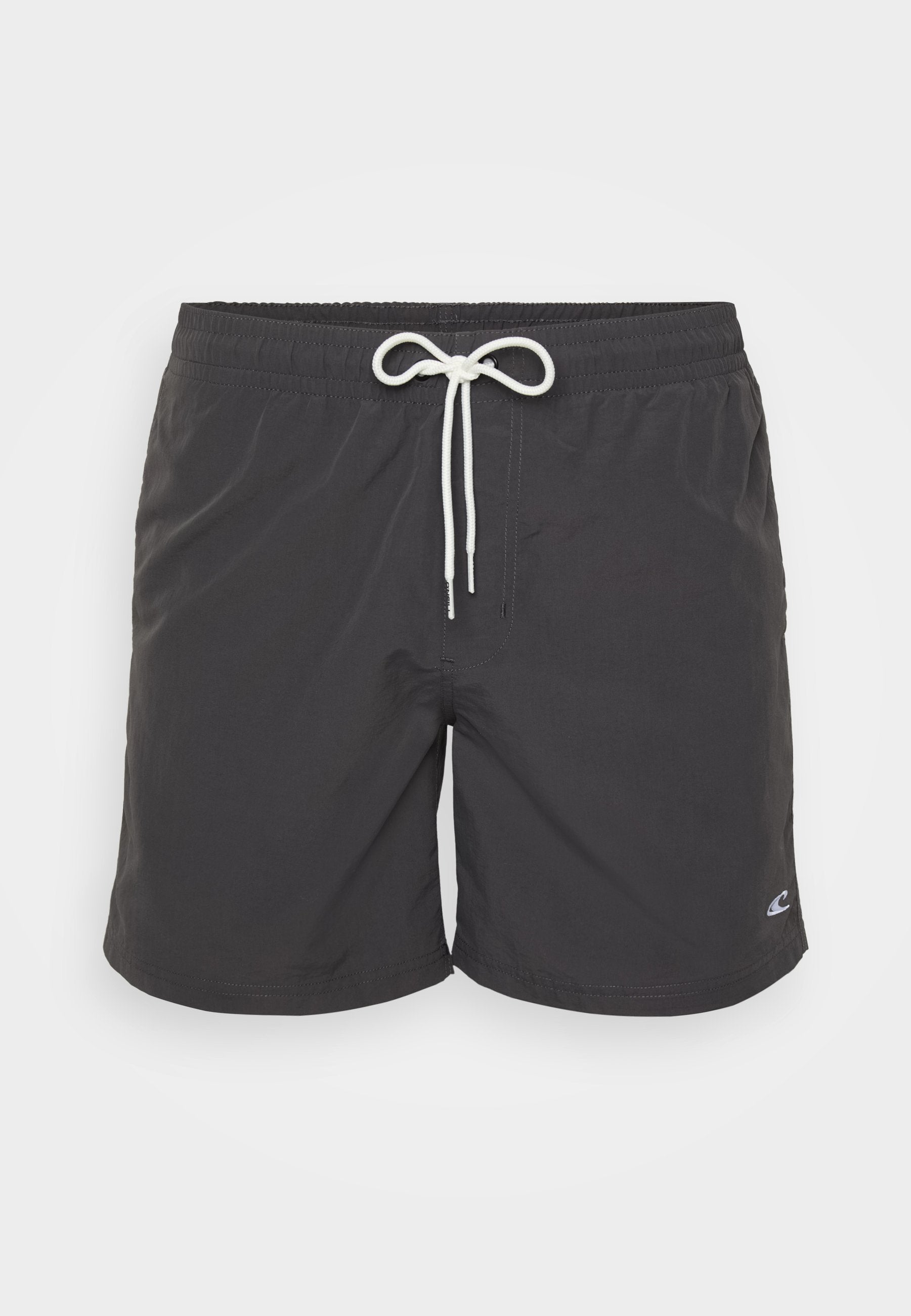 Schwarze Badeshorts aus leichtem Material. Mit einem elastischen Bund und einem weißen Kordelzug sowie einem Logodetail am unteren Saum.