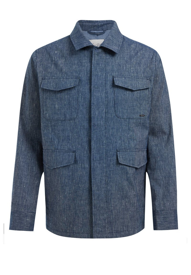 Blaue Jeansjacke mit einem Kragen, Knopfverschluss und zwei vorderen Taschen; strukturiert mit einem dezenten Muster. Lange Ärmel.