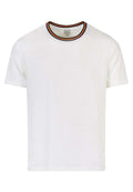 Weißes Baumwoll-T-Shirt mit rundem Ausschnitt und buntem gestreiften Akzent. Kurze Ärmel und gerader Saum, mit einer leichten Textur.
