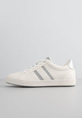 Weisse Ledersneaker mit silberner Metallakzenten, durchbrochenem Design, flacher Gummisohle und zwei silbernen Streifen an den Seiten.