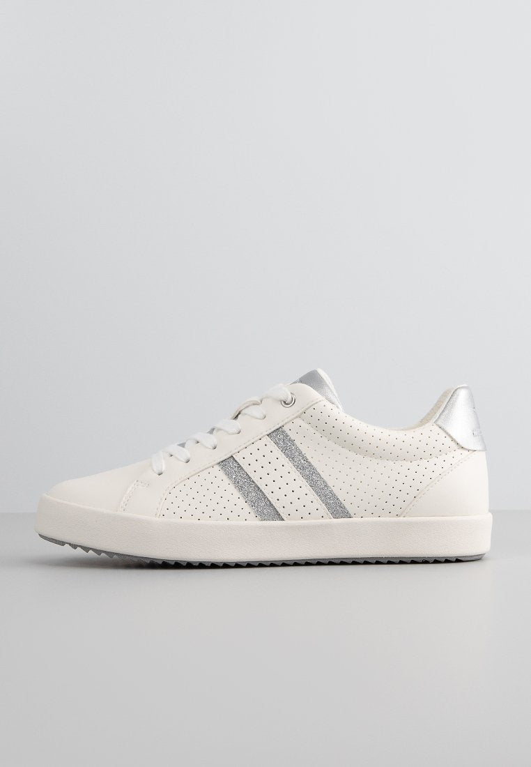 Weisse Ledersneaker mit silberner Metallakzenten, durchbrochenem Design, flacher Gummisohle und zwei silbernen Streifen an den Seiten.