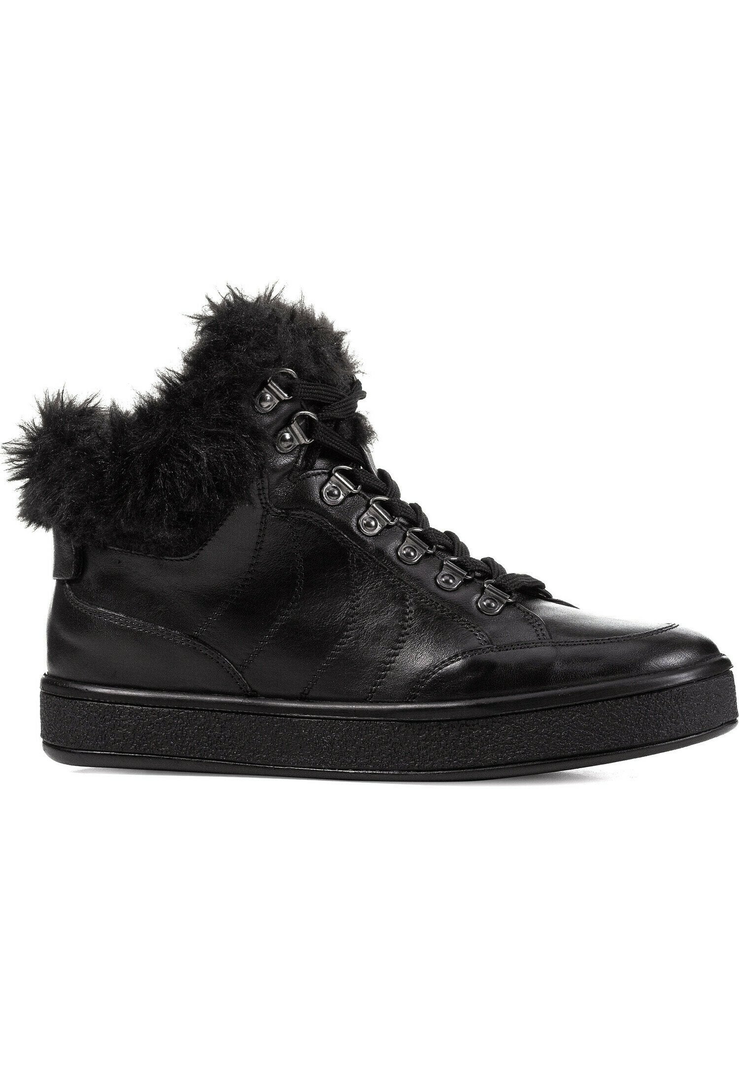 Schwarze Leder-Hochtop-Sneaker mit schwarzem Kunstfellfutter um den Knöchel und metallischen Ösen für die Schnürsenkel auf einem weißen Hintergrund.