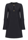 Schwarzes Kleid mit langen Ärmeln, rundem Ausschnitt, vorderem Druckknopfverschluss und seitlichen Schlitzen. Hergestellt aus glattem Stoff mit goldenen Knopfdetails.