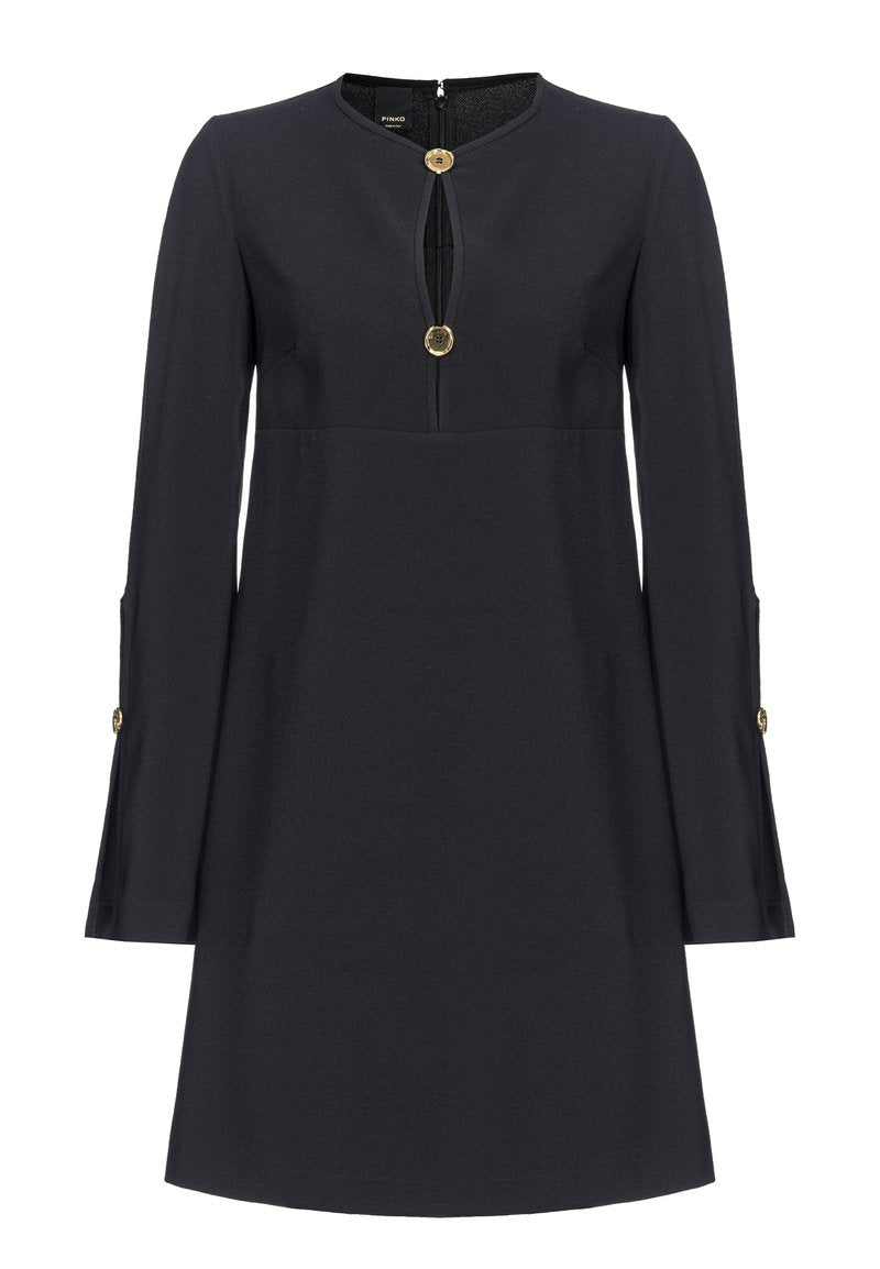 Schwarzes Kleid mit langen Ärmeln, rundem Ausschnitt, vorderem Druckknopfverschluss und seitlichen Schlitzen. Hergestellt aus glattem Stoff mit goldenen Knopfdetails.