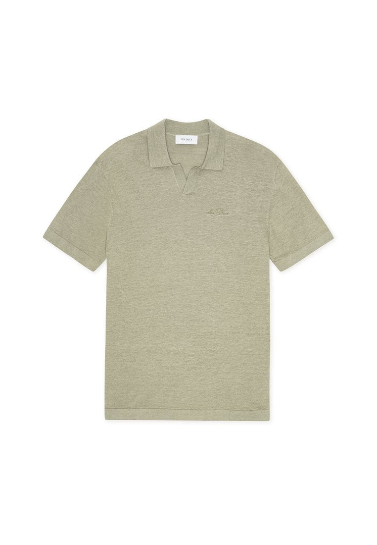Kurzärmeliges Poloshirt in Hellgrün aus weichem Stoff mit Kragen, das ein dezentes Logo auf der Brust trägt.