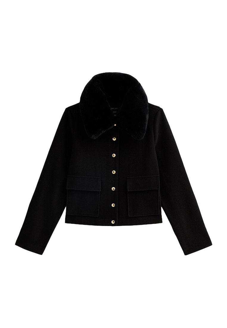Schwarze kurz geschnittene Jacke mit Kunstpelzkragen, goldenen Knöpfen zum Schließen, zwei Taschen vorne und langen Ärmeln. Insgesamt glatte Textur.