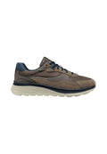 Lässiger Sneaker in Braun und Navy mit Obermaterial aus Wildleder und Leder, navyfarbenen Schnürsenkeln, gepolstertem Kragen und beigefarbener, strukturierter Sohle.
