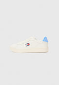 Weiße Ledersneaker mit blauen Akzenten an der Ferse, Logo-Patch an der Seite und einer strukturierten Gummisohle. Schlichtes und geräumiges Design.