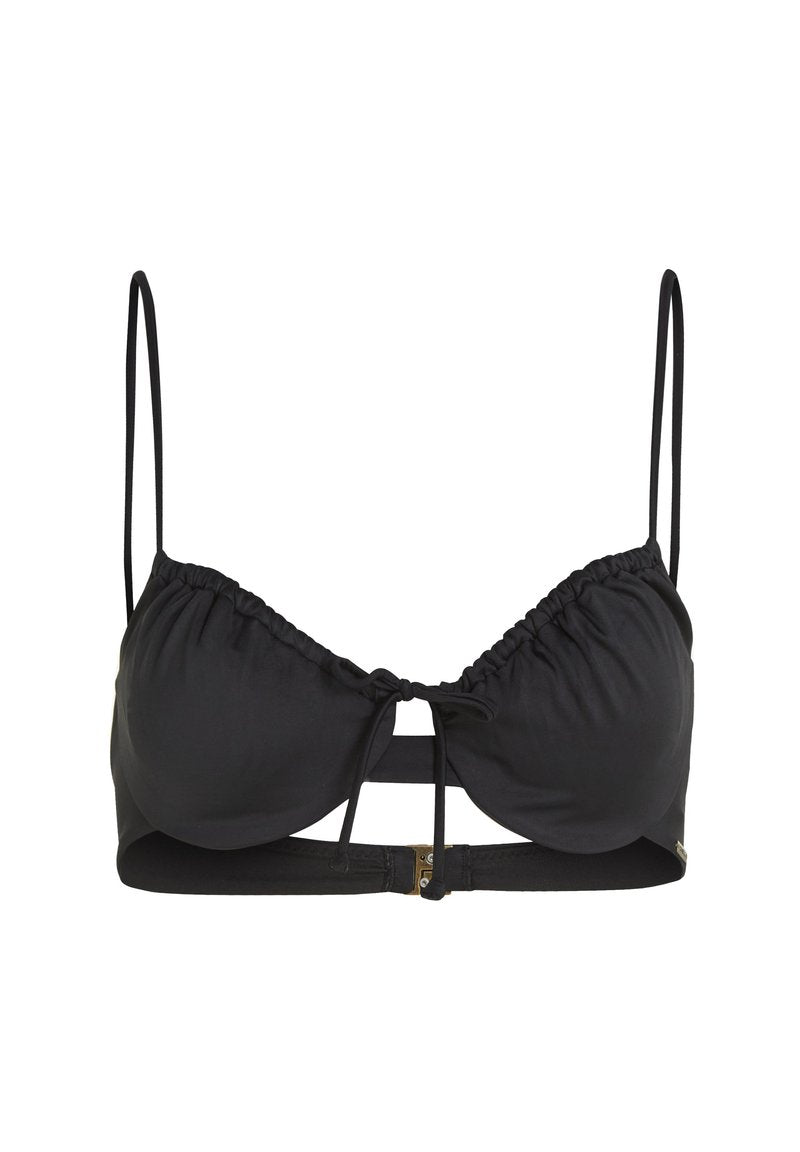 Schwarzes Bikini-Oberteil mit verstellbaren Trägern, gerafftem Stoff und einem vorderen Bindedetail. Verfügt über einen kleinen metallischen Verschluss auf der Rückseite.