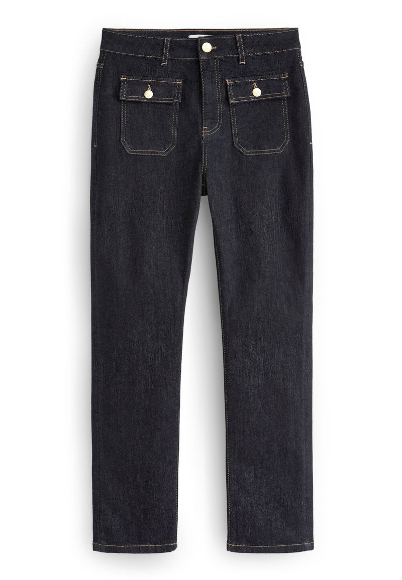 Dunkelblaue Jeans aus Denim mit geradem Schnitt, Vorder- und Rückentaschen mit kontrastierender Naht und Metallknopf-Details.