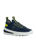 Marineblaue Sportschuhe mit weißer Sohle, strukturiertem Mesh-Obermaterial, gelben Akzenten und elastischen Schnürsenkeln; Zuglasche an der Ferse für einfaches An- und Ausziehen.