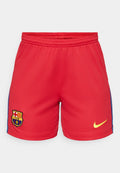 Rote Sportshorts mit Mesh-Struktur, mit blauen Seitenelementen, einem gelben Nike-Logo und einem FC Barcelona-Emblem auf der Vorderseite.