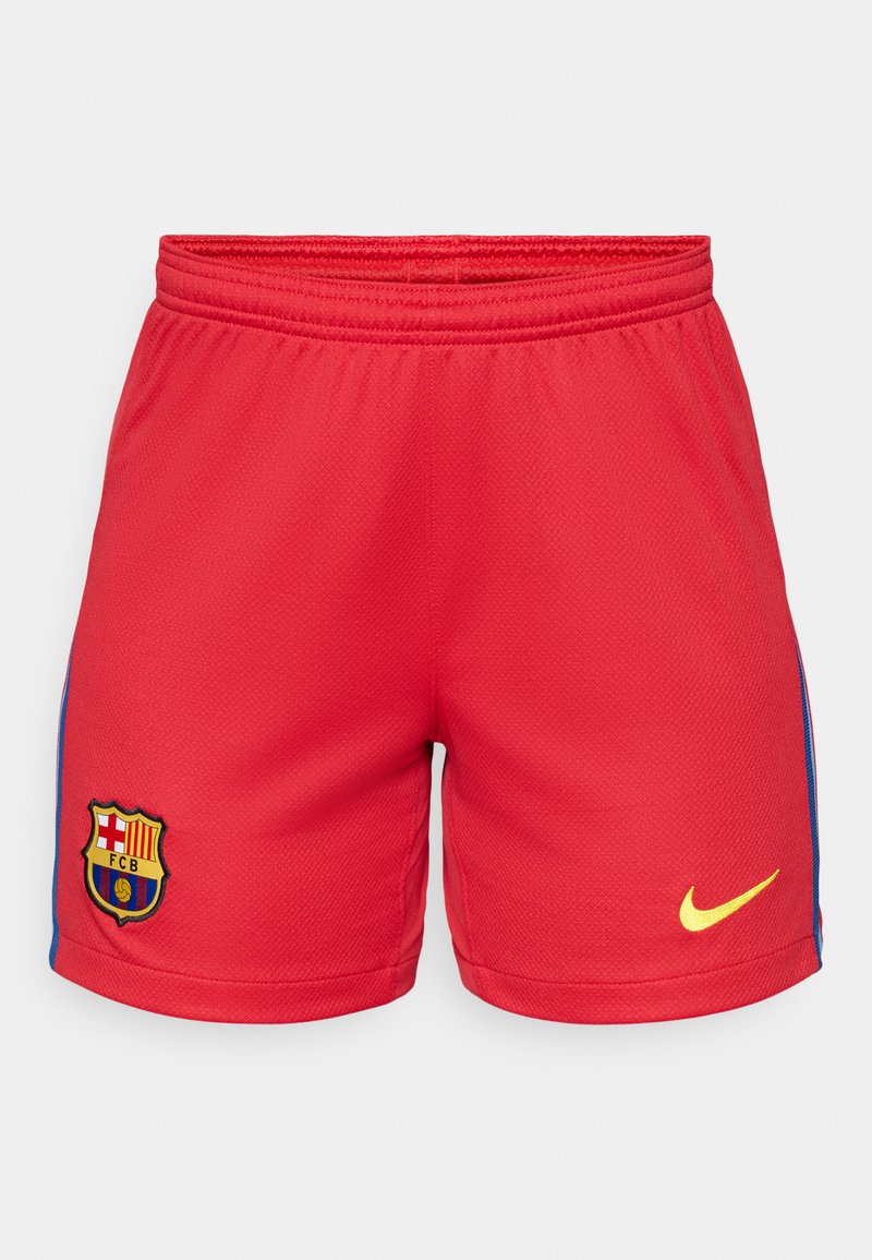 Rote Sportshorts mit Mesh-Struktur, mit blauen Seitenelementen, einem gelben Nike-Logo und einem FC Barcelona-Emblem auf der Vorderseite.