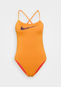 Helle orangefarbene Einteiler-Badeanzug mit schwarzem Nike-Logo, ausgestattet mit überkreuzten Trägern und pinkfarbenen Seitenelementen für einen sportlichen Look.