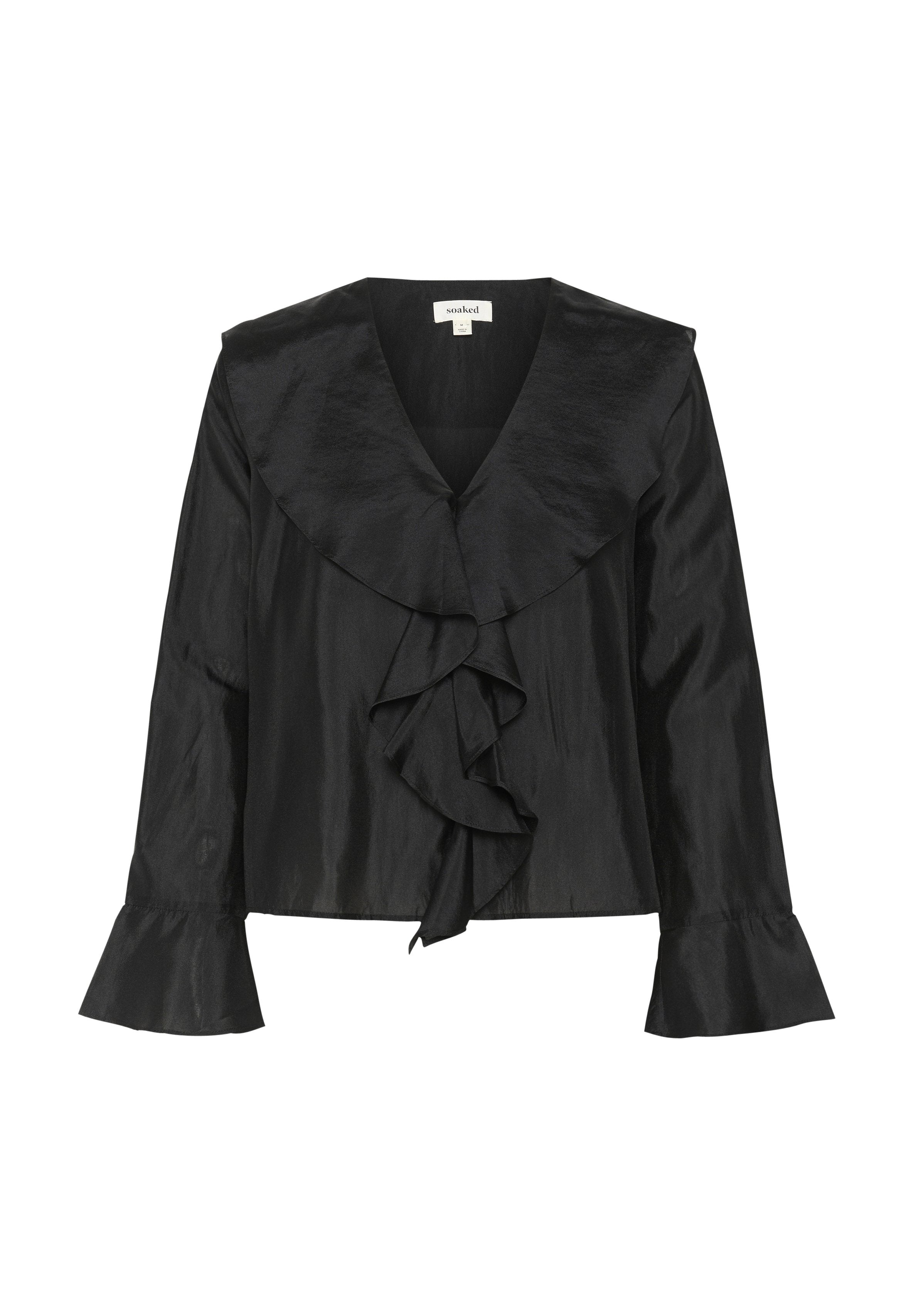 Schwarze Satinbluse mit tiefem V-Ausschnitt, gerafftem Vorderteil und Glockenärmeln. Mit einem großen, weich fallenden Kragen und einem leicht verkürzten Design.