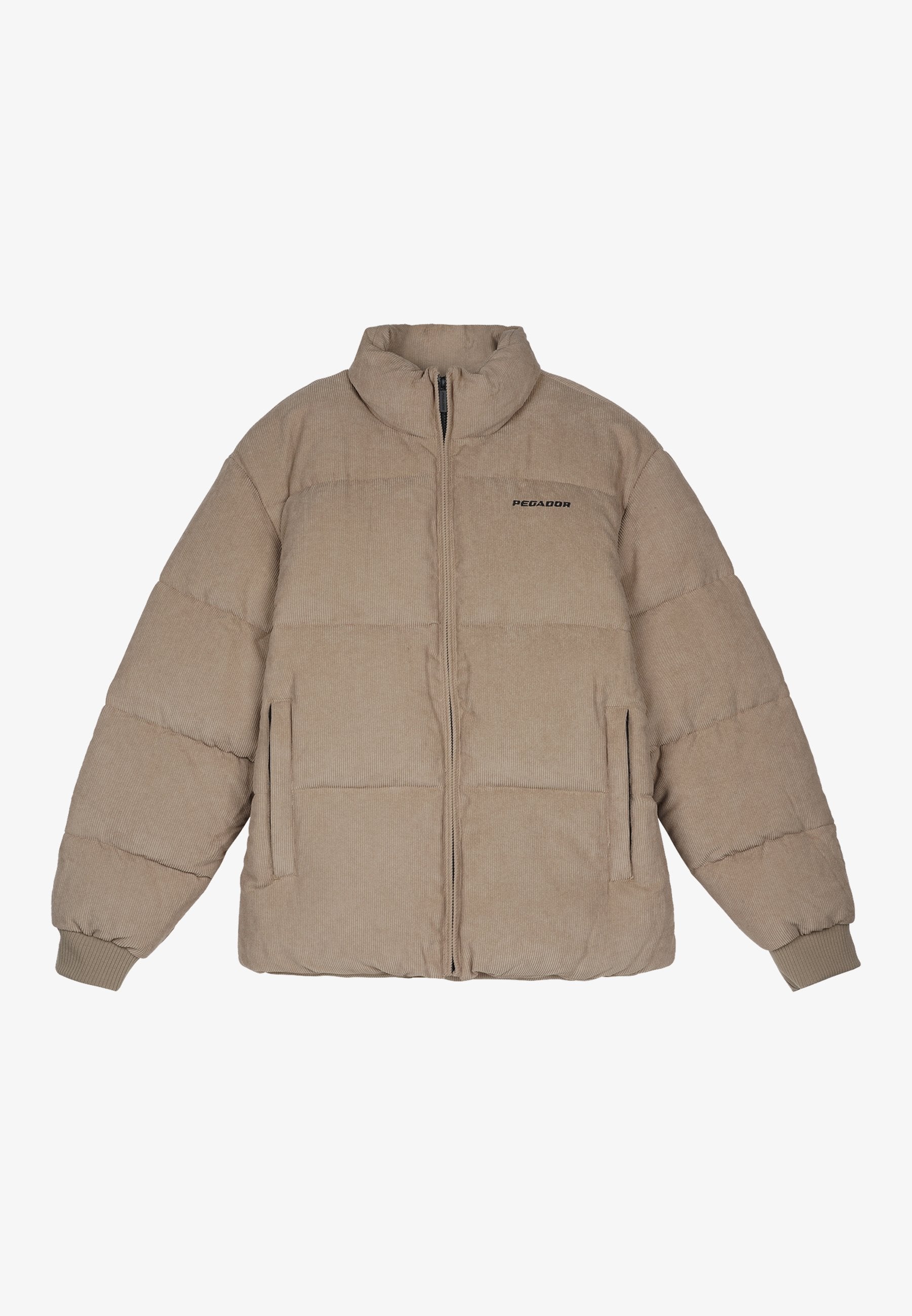Beige Cordjacke mit Stehkragen, Frontreißverschluss und elastischen Bündchen. Mit dem schwarzen "PEGAADOR"-Logo auf der Brust und seitlichen Taschen.